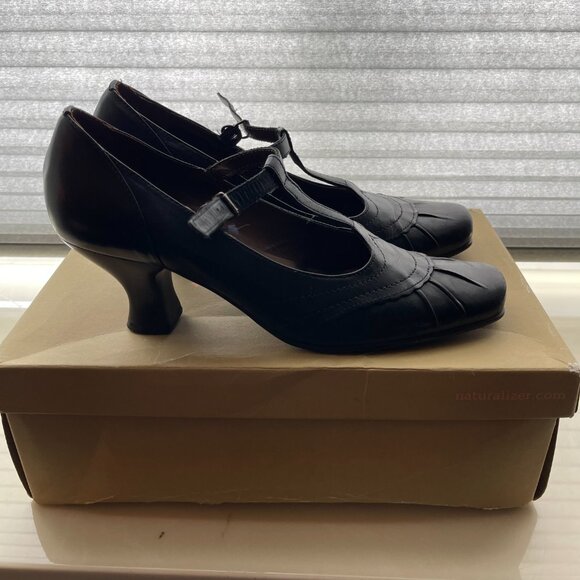 Naturalizer: Leather, Black and Retro Mary Jane Pump - Picture 2 of 5